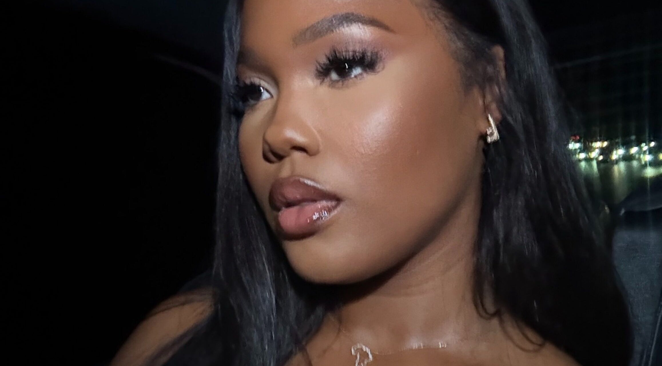 Modèle avec maquillage élégant à Lashkorner, Cotonou, Littoral, BJ, reflétant une beauté moderne.