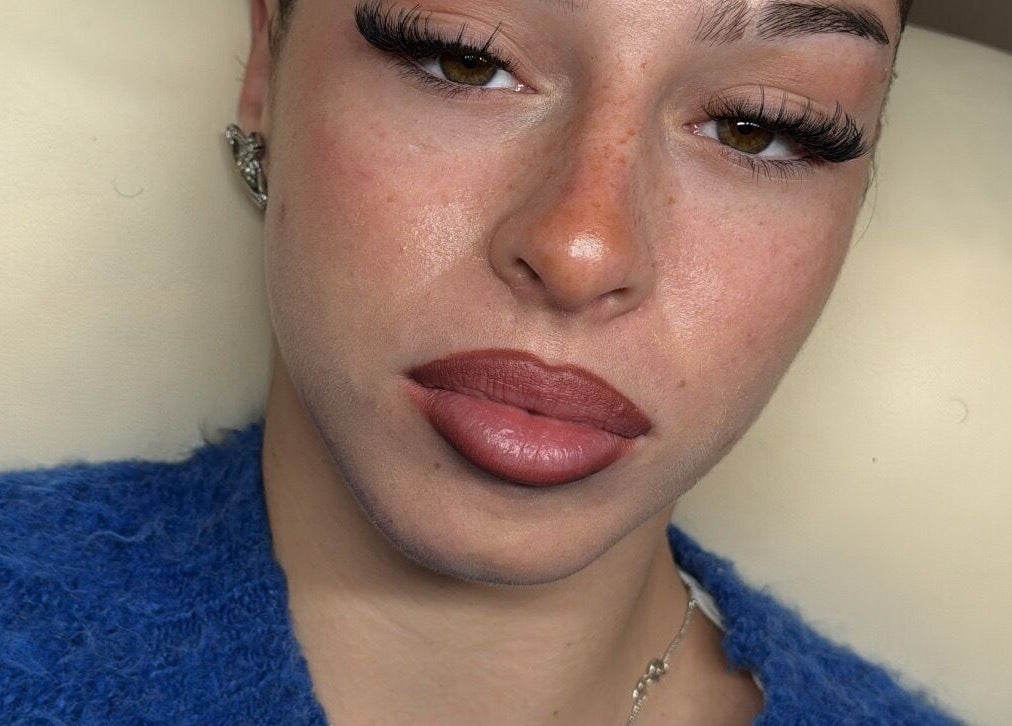 Femme avec extensions de cils à Lashkorner, Cotonou, Littoral, BJ, portant un pull bleu.