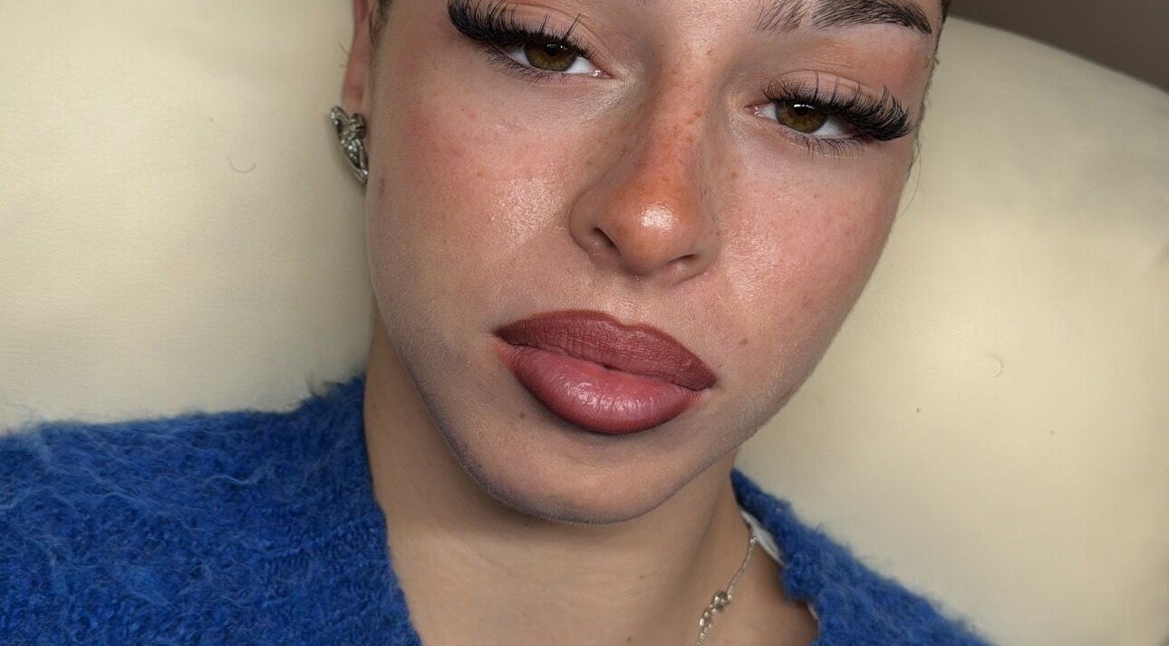 Femme avec extensions de cils à Lashkorner, Cotonou, Littoral, BJ, portant un pull bleu.