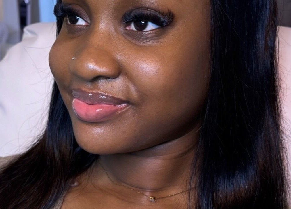 Femme avec cils magnifiques chez Lashkorner, Cotonou, Littoral, BJ. Regard éclatant et peau lumineuse.