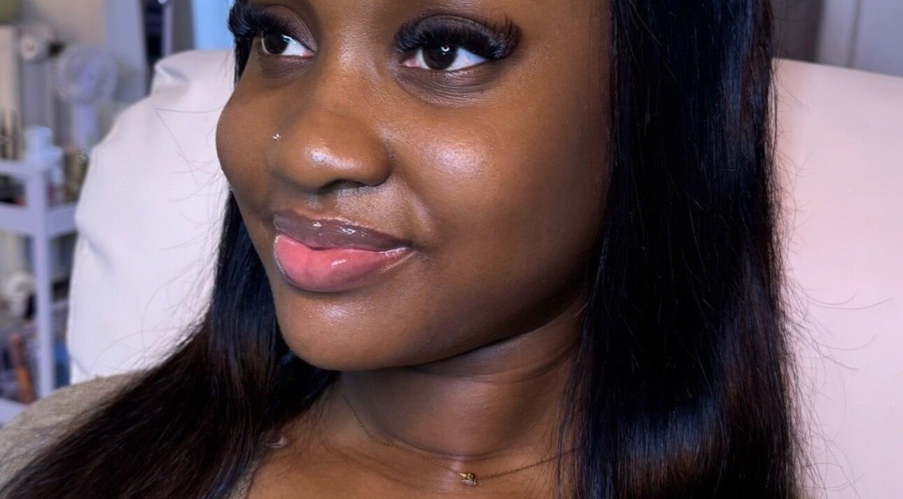 Femme avec cils magnifiques chez Lashkorner, Cotonou, Littoral, BJ. Regard éclatant et peau lumineuse.