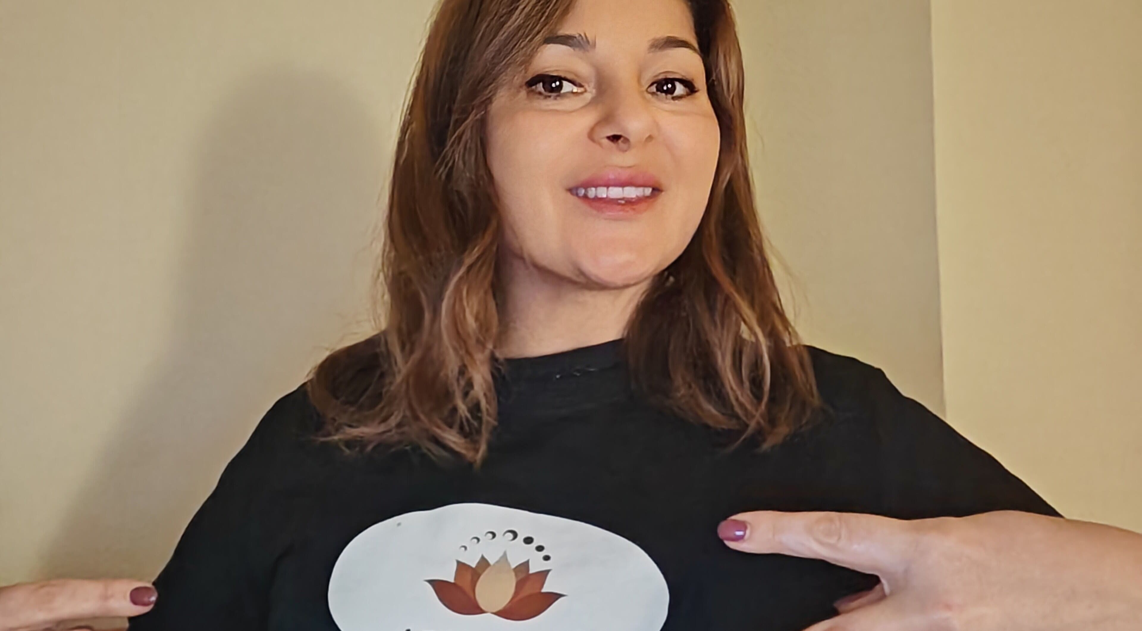 Professionista sorridente di Anna Pranaveda, Foggia, Puglia, IT, con logo in primo piano.