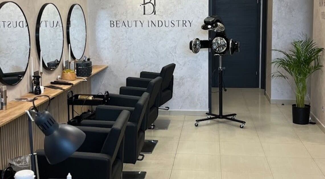 Wnętrze Sanrel – Manicure & Kosmetologia (Ursynów) w Warszawa, Województwo Mazowieckie, PL z czarnymi fotelami i lustrami.