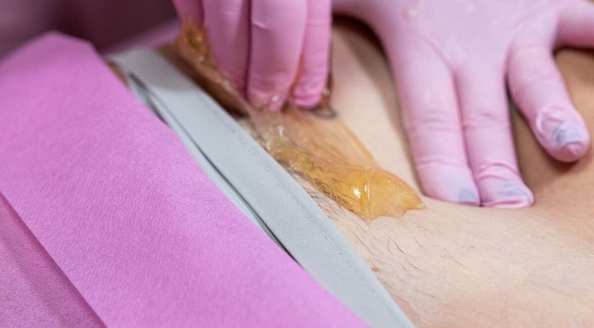 Tratamiento de sugaring en Sugared Bee Sugaring, Tijuana, Baja California, MX, ofreciendo cuidado suave.