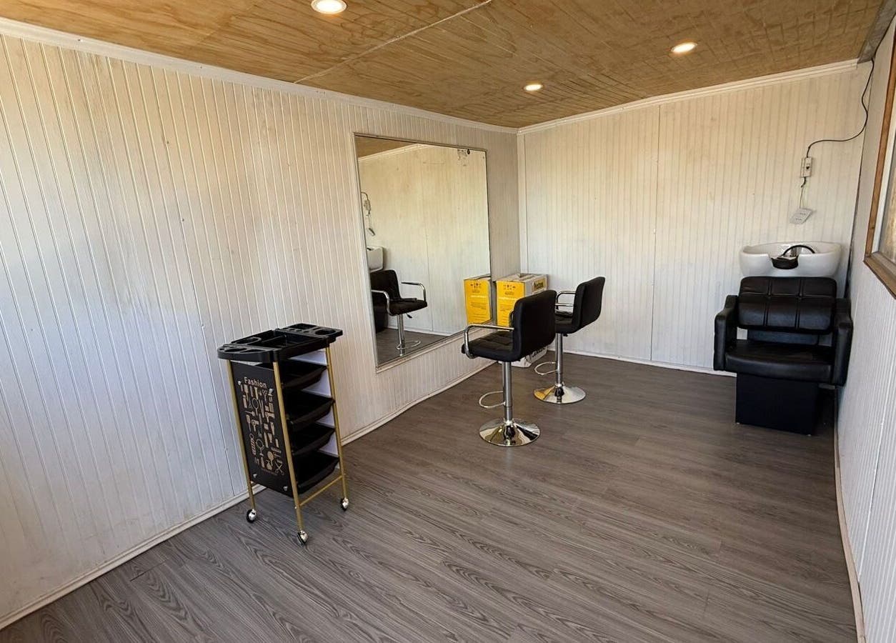 Interior de Nickbarberstudy en Santiago, Región Metropolitana, CL con sillas de estilismo y espejo.