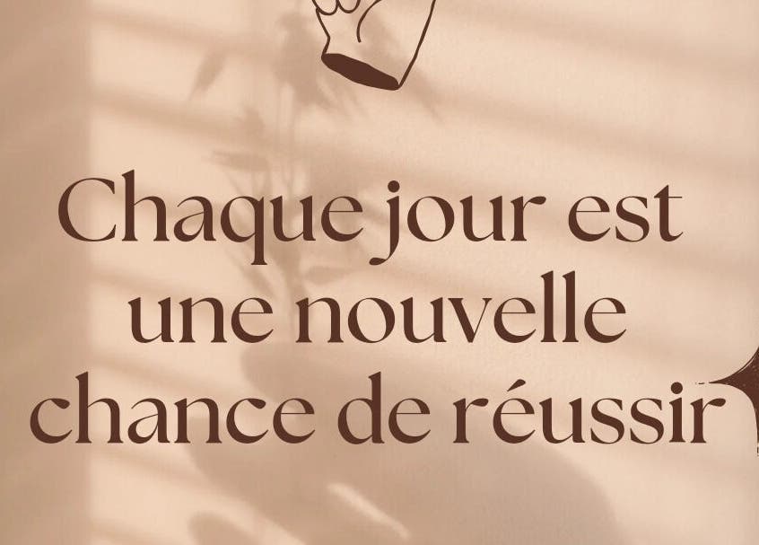 Citation inspirante sur mur beige à Studio Glam, La Possession, Saint-Denis, RE.