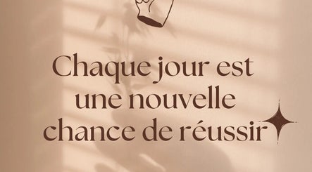 Citation inspirante sur mur beige à Studio Glam, La Possession, Saint-Denis, RE.