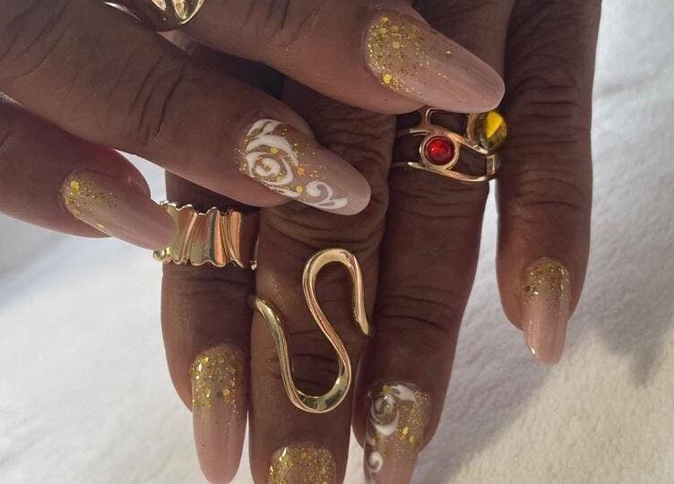 Nail art chic à Studio Glam, La Possession, Saint-denis, RE. Ongles décorés en doré et blanc élégamment ornés.