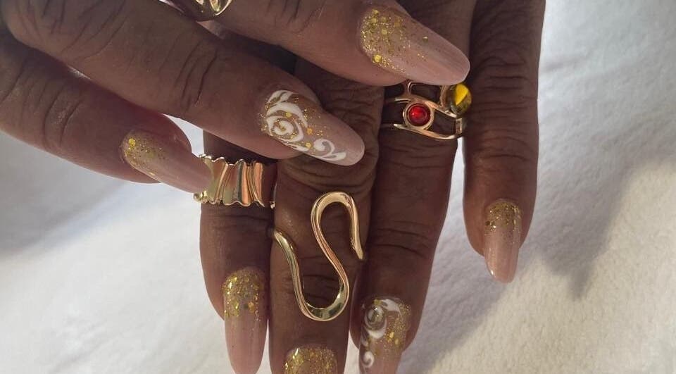 Nail art chic à Studio Glam, La Possession, Saint-denis, RE. Ongles décorés en doré et blanc élégamment ornés.