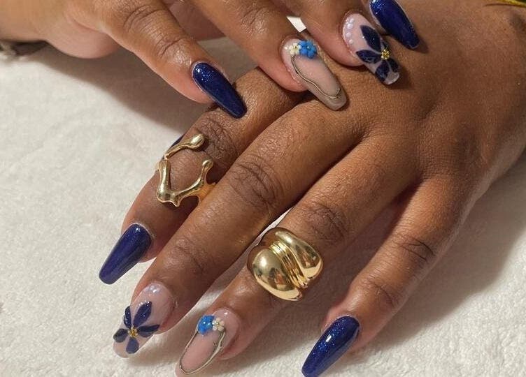 Nail art bleu élégant chez Studio Glam, La Possession, Saint-denis, RE. Design floral raffiné.