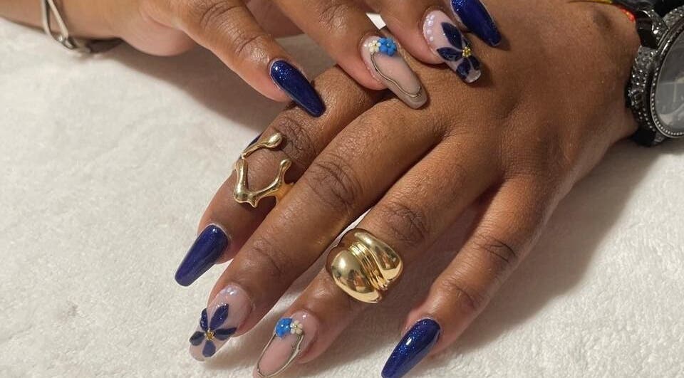 Nail art bleu élégant chez Studio Glam, La Possession, Saint-denis, RE. Design floral raffiné.