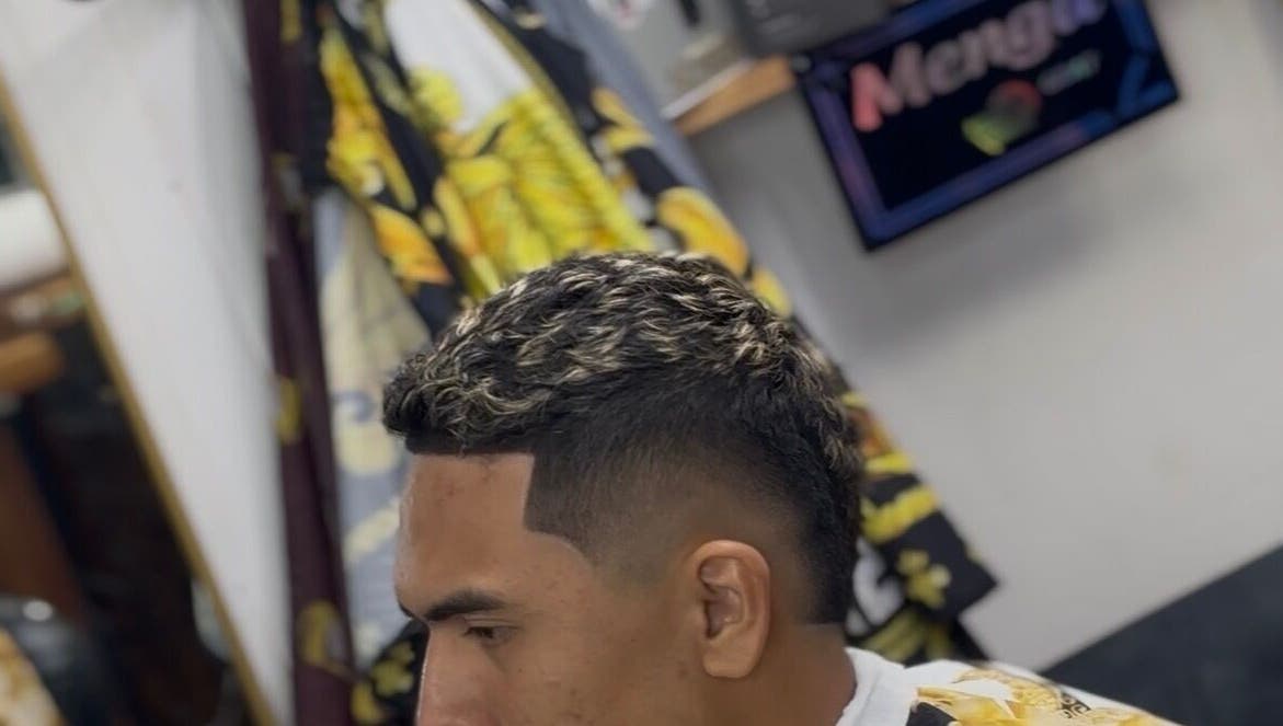 Coiffure fraîchement coupée chez Brizzy Barber à Papeete, Tahiti, PF, mettant en valeur des mèches blondes.