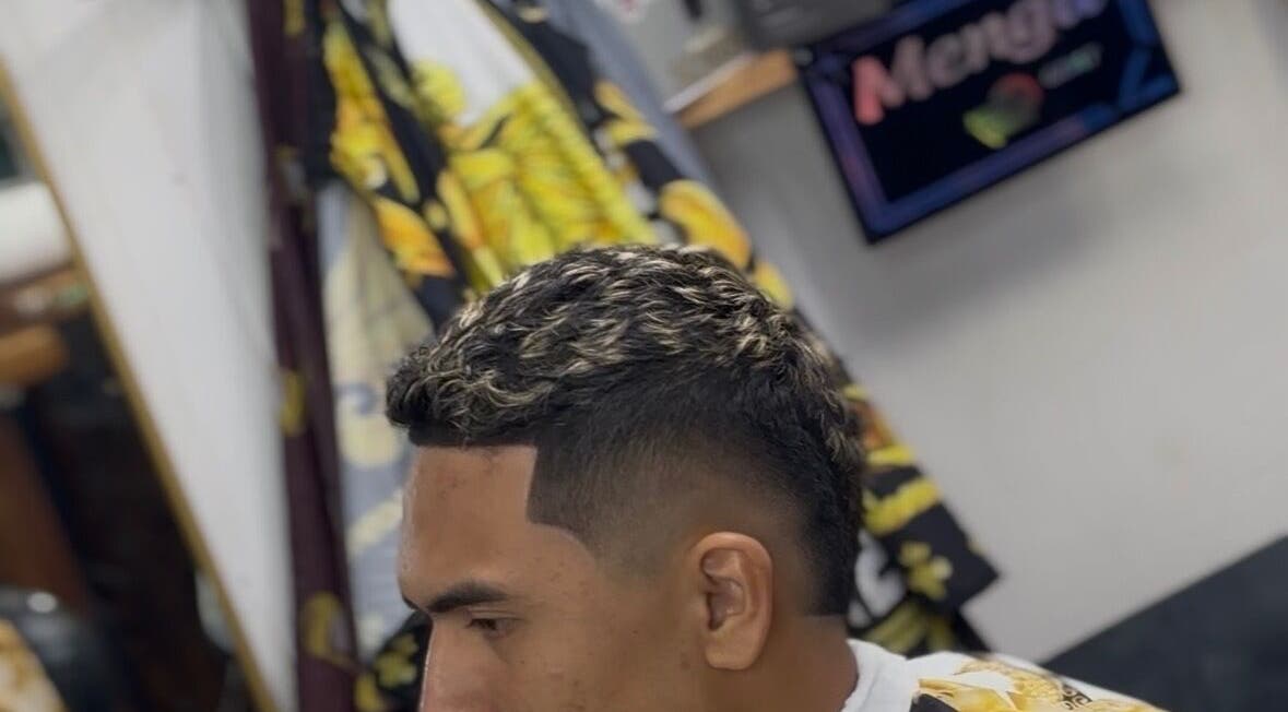 Coiffure fraîchement coupée chez Brizzy Barber à Papeete, Tahiti, PF, mettant en valeur des mèches blondes.