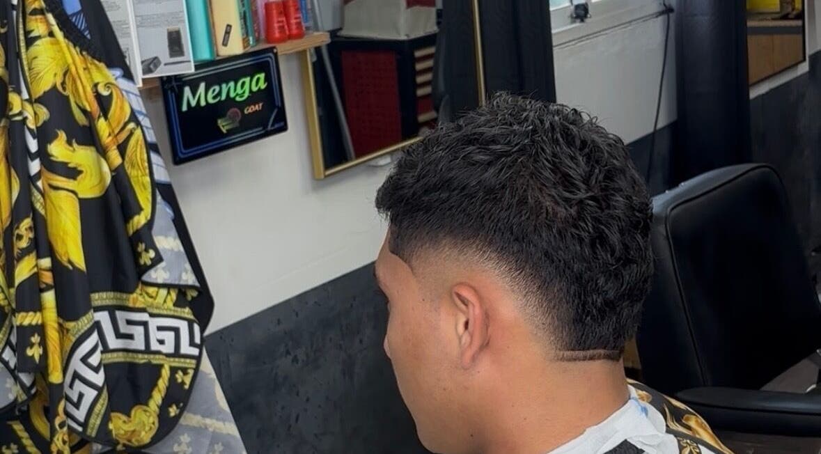 Coiffure élégante avec dégradé soigné chez Brizzy Barber à Papeete, Tahiti, PF.