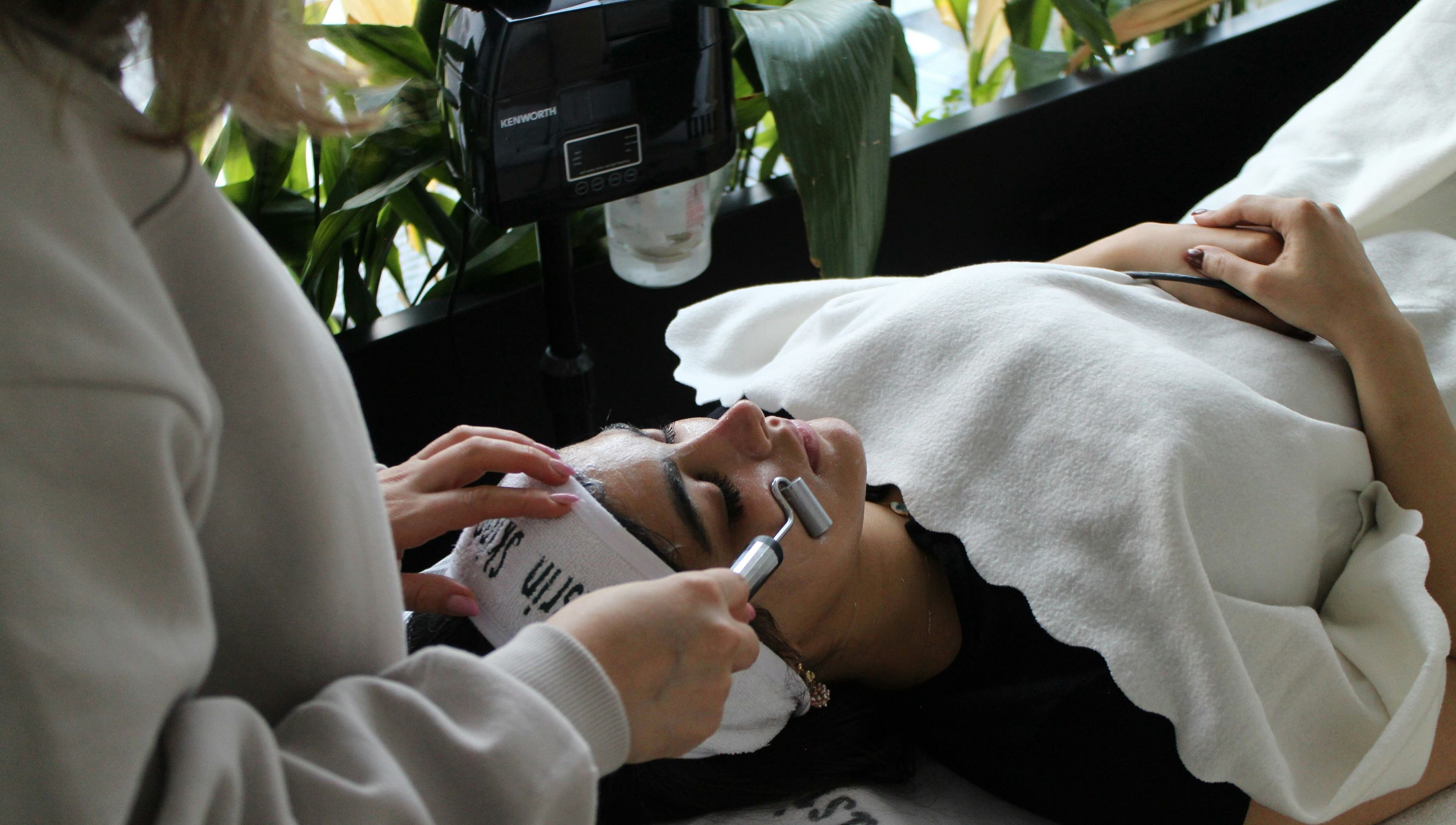 A relaxing facial treatment at Tasvz, Hà Nội, Hà Nội, VN, showcasing a gentle skincare ritual.