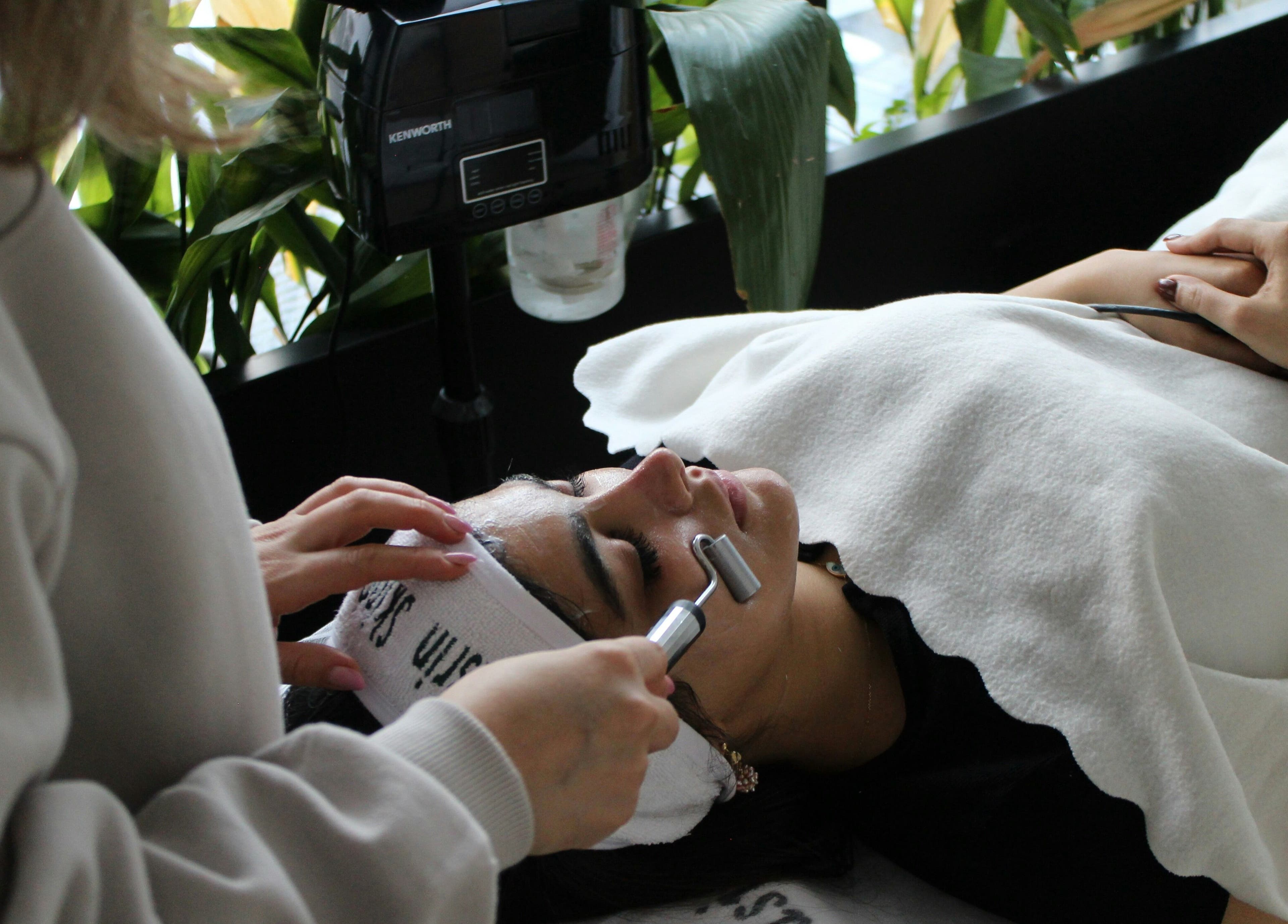 A relaxing facial treatment at Tasvz, Hà Nội, Hà Nội, VN, showcasing a gentle skincare ritual.