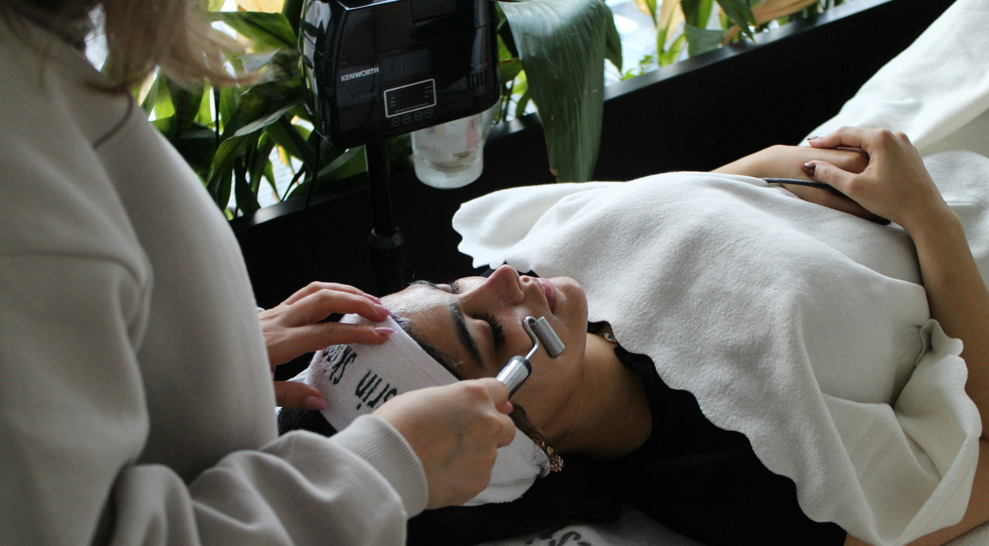 A relaxing facial treatment at Tasvz, Hà Nội, Hà Nội, VN, showcasing a gentle skincare ritual.