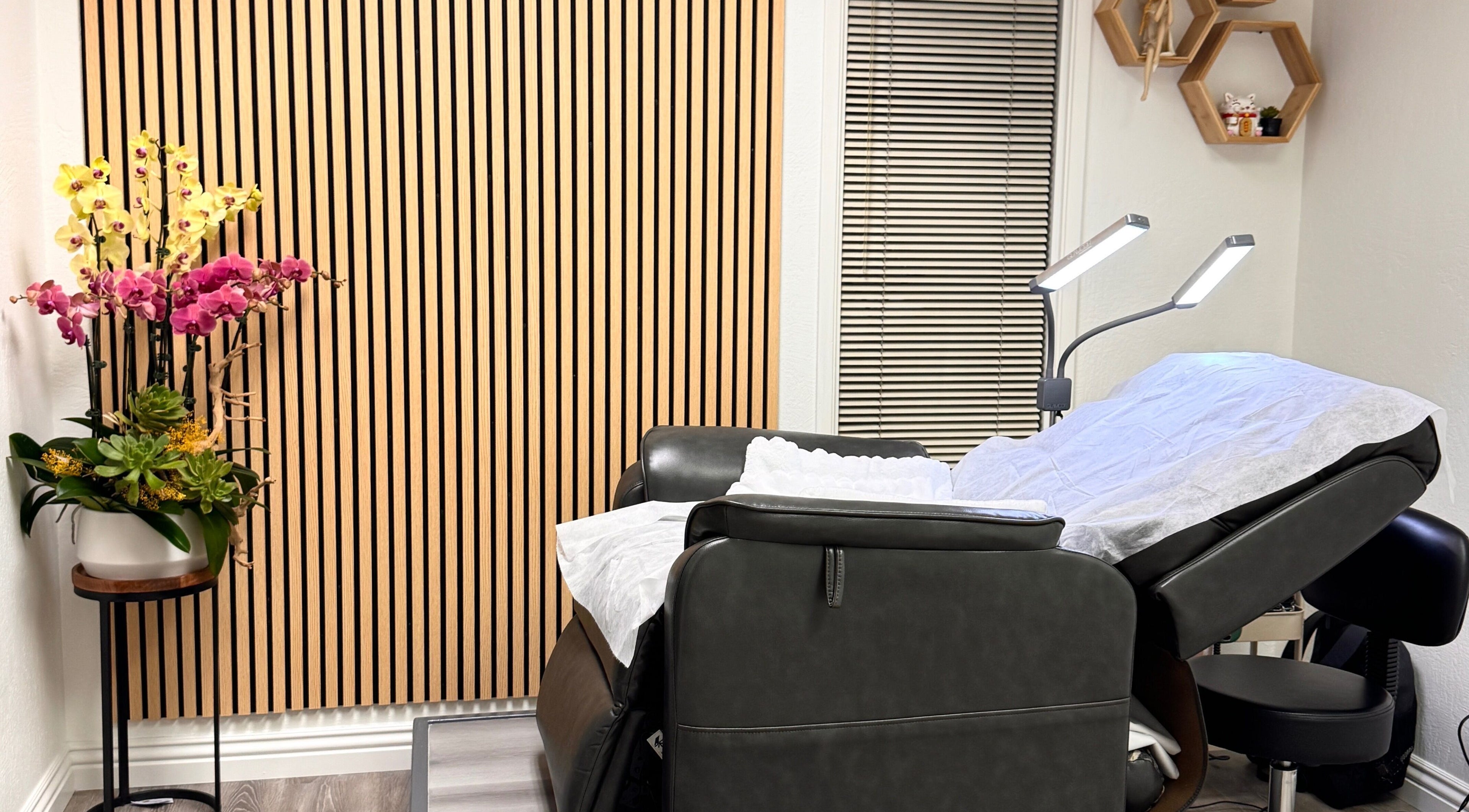 Ghế thư giãn tại Alo Perfect Lash, San Jose, California, US với hoa trang trí tinh tế.