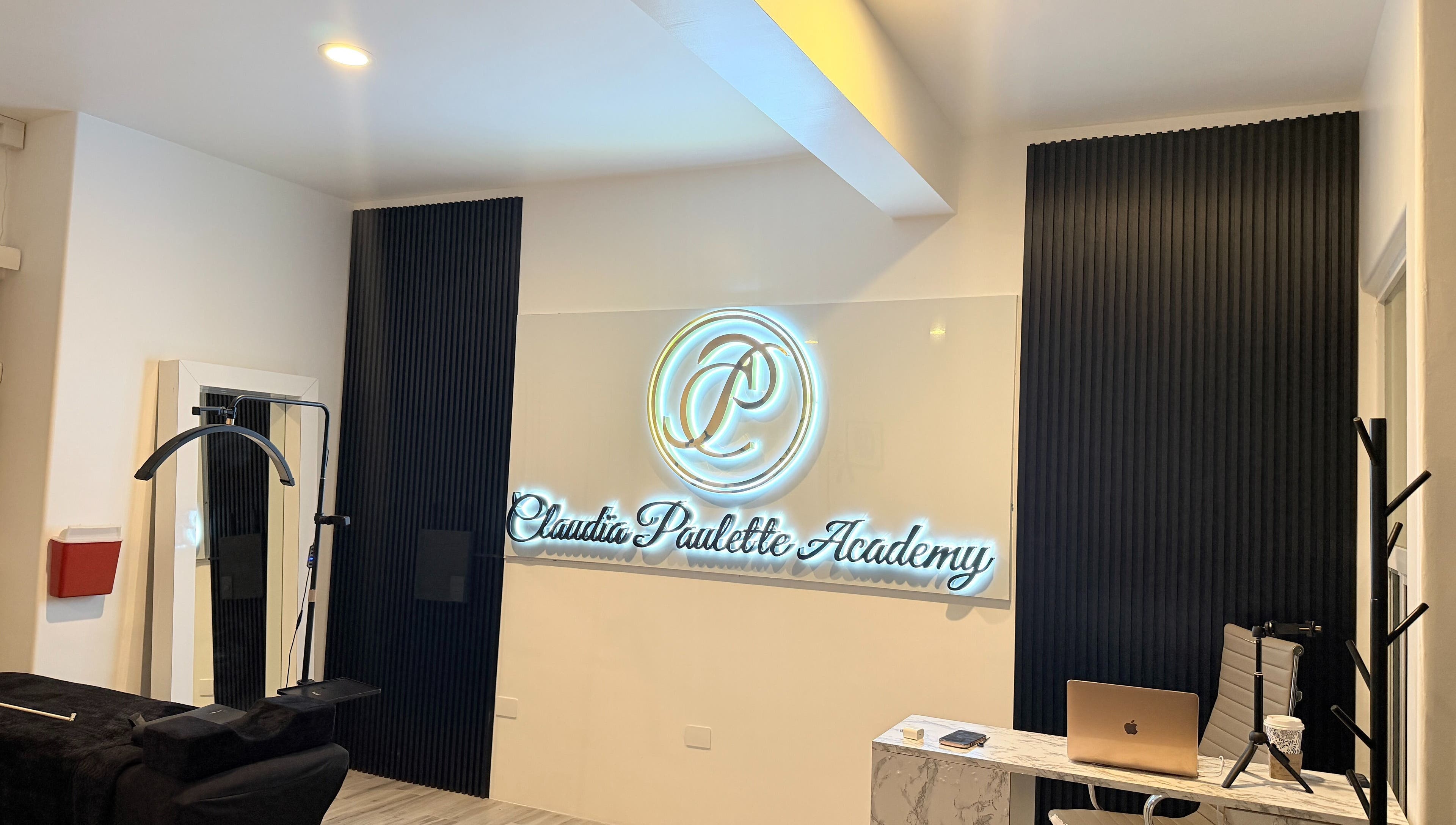 Interior moderno de Claudia Paulette Academy en Tijuana, Baja California, MX con su logo iluminado.