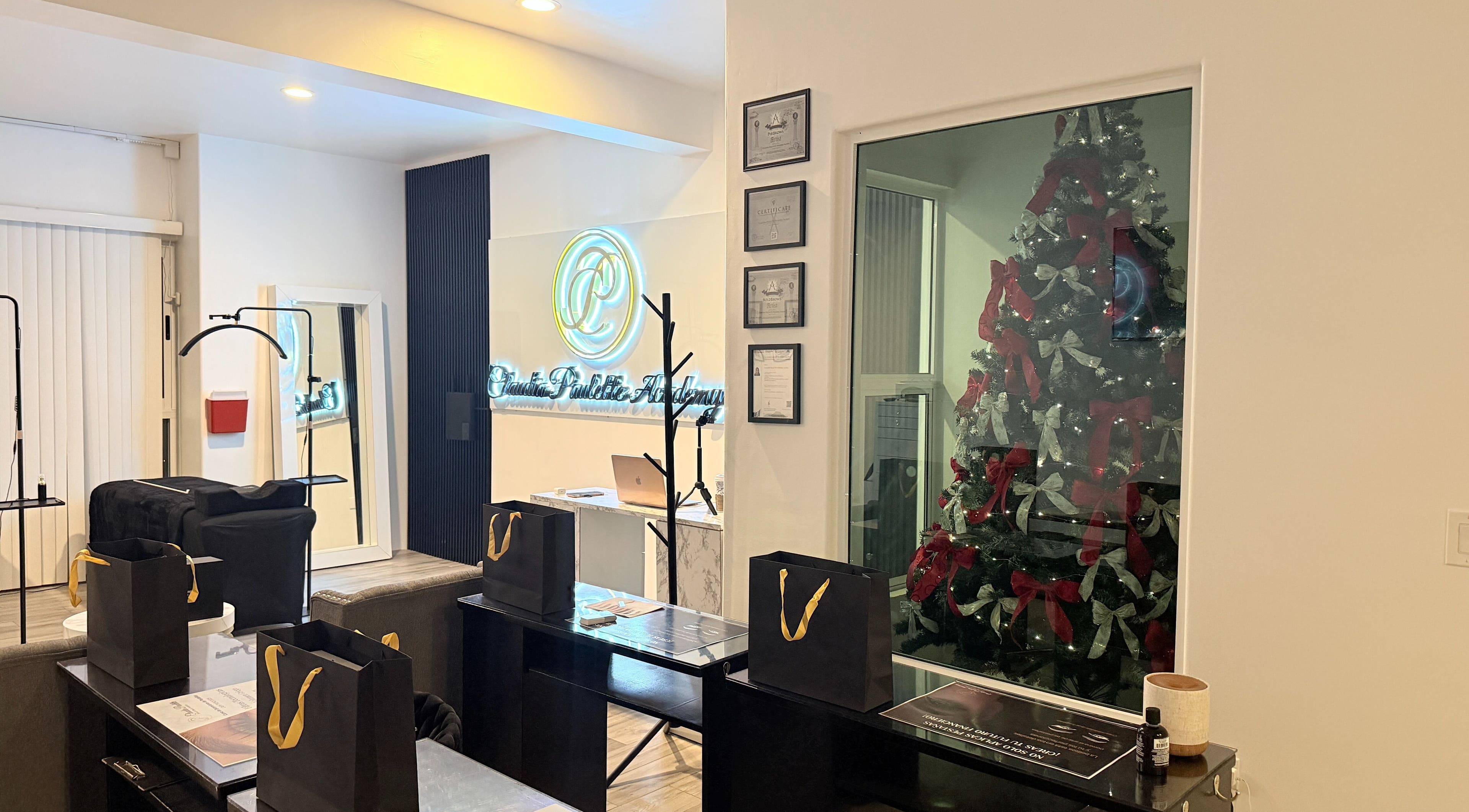 Interior de Claudia Paulette Academy en Tijuana, Baja California, MX, con elegantes decoraciones navideñas.