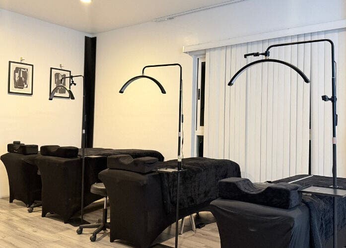 Sala de tratamiento en Claudia Paulette Academy, Tijuana, Baja California, MX, con camas y decor minimalista.