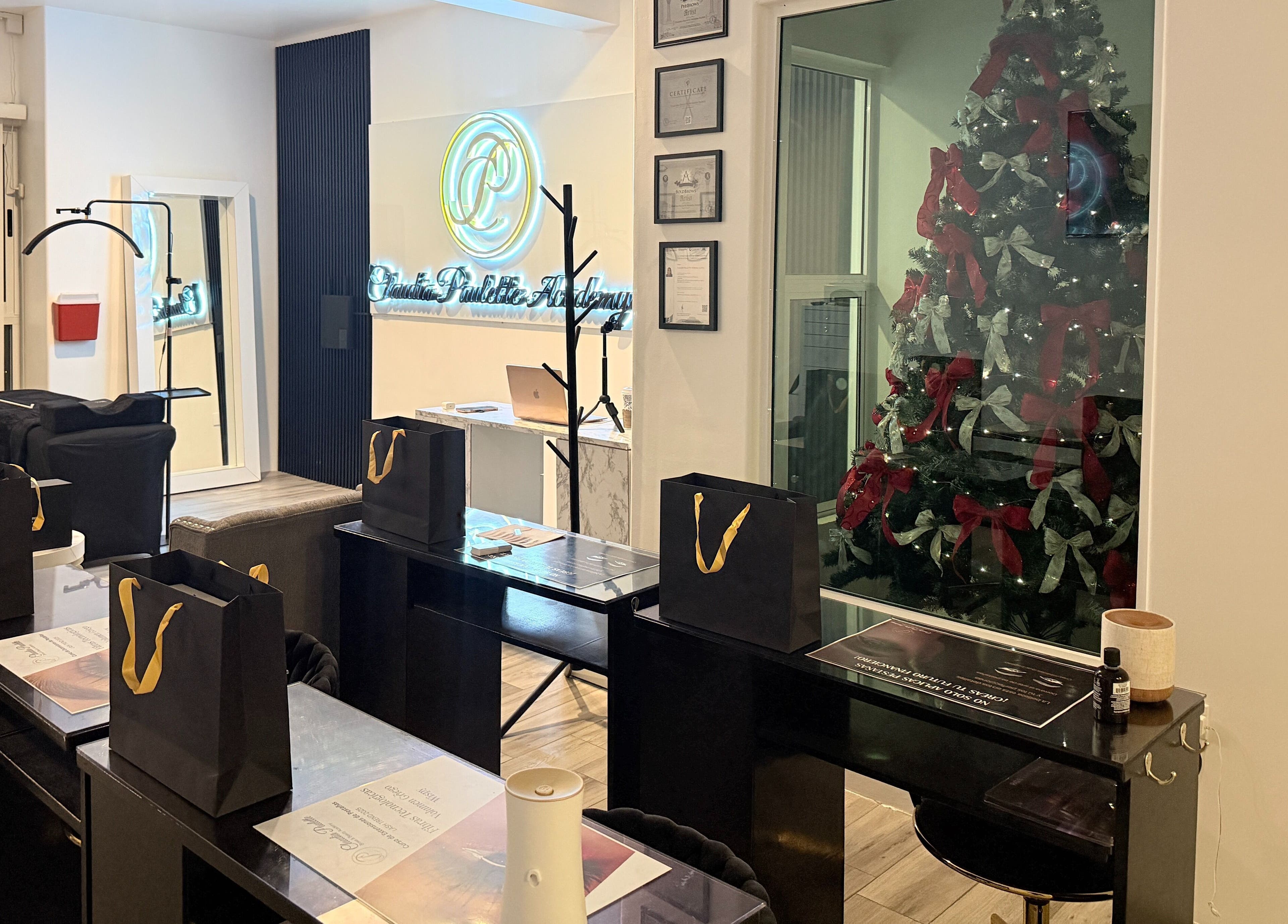 Interior elegante de Claudia Paulette Academy en Tijuana, Baja California, MX con decoración festiva y estaciones de trabajo.