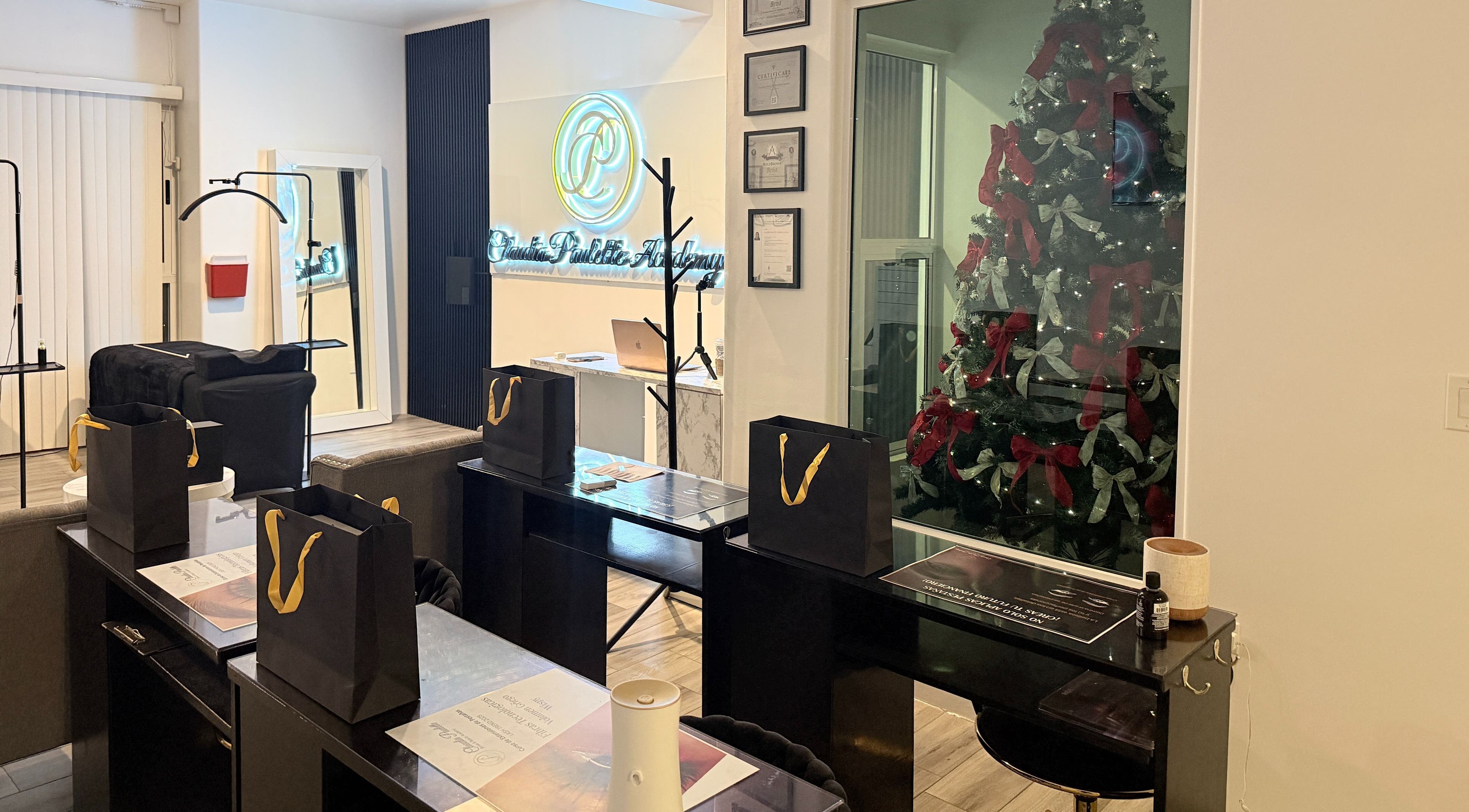 Interior elegante de Claudia Paulette Academy en Tijuana, Baja California, MX con decoración festiva y estaciones de trabajo.