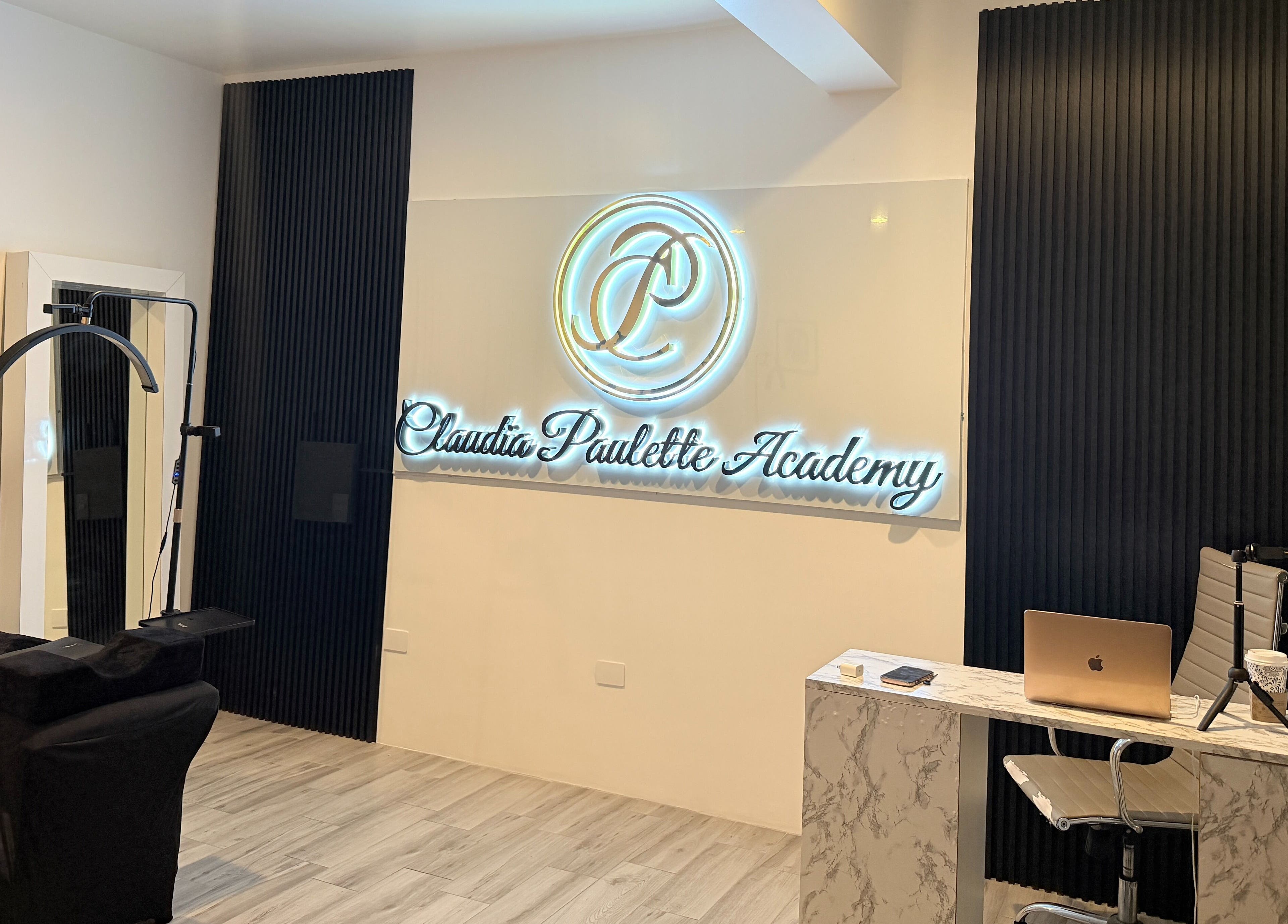 Recepción de Claudia Paulette Academy en Tijuana, Baja California, MX con moderna decoración.