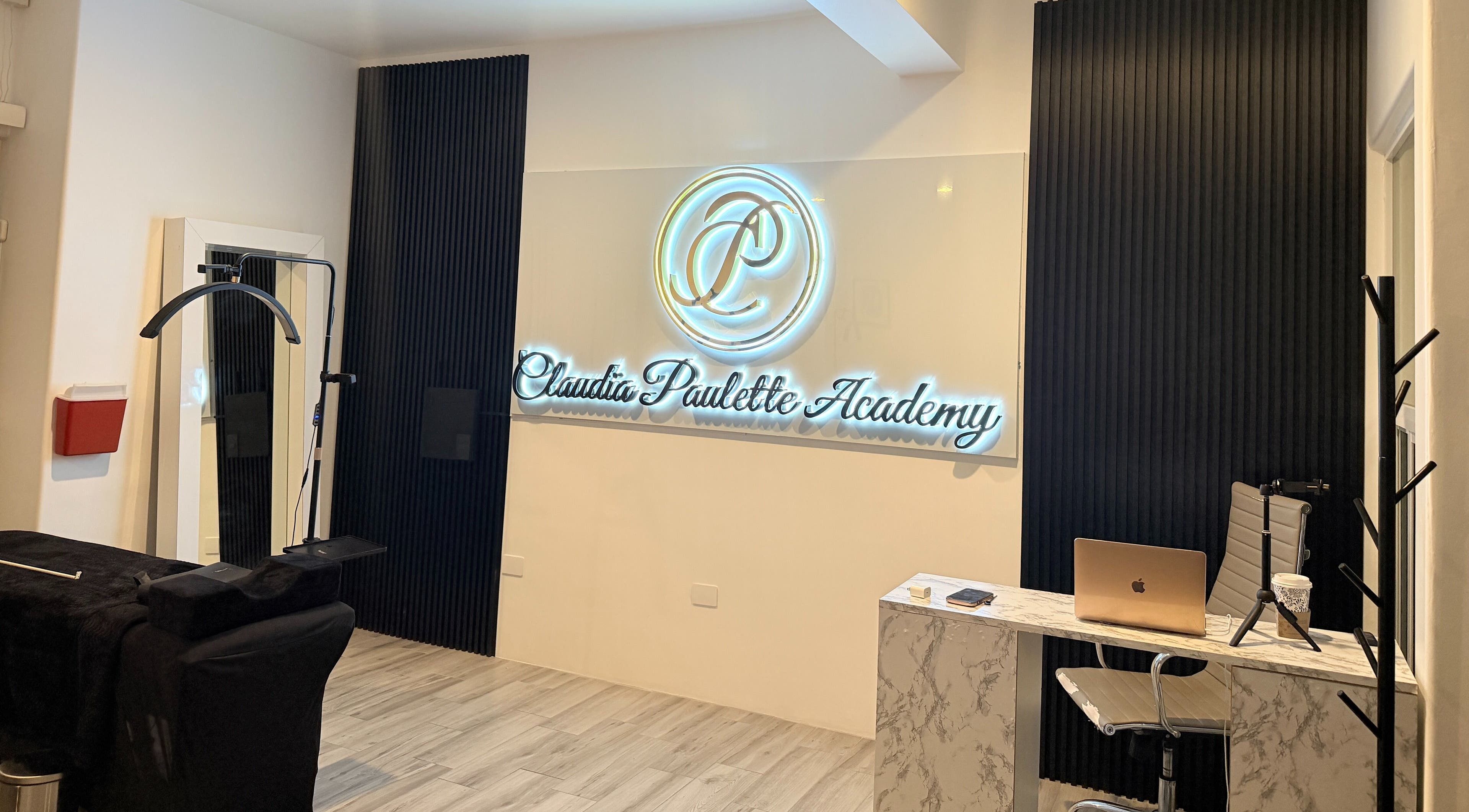 Recepción de Claudia Paulette Academy en Tijuana, Baja California, MX con moderna decoración.