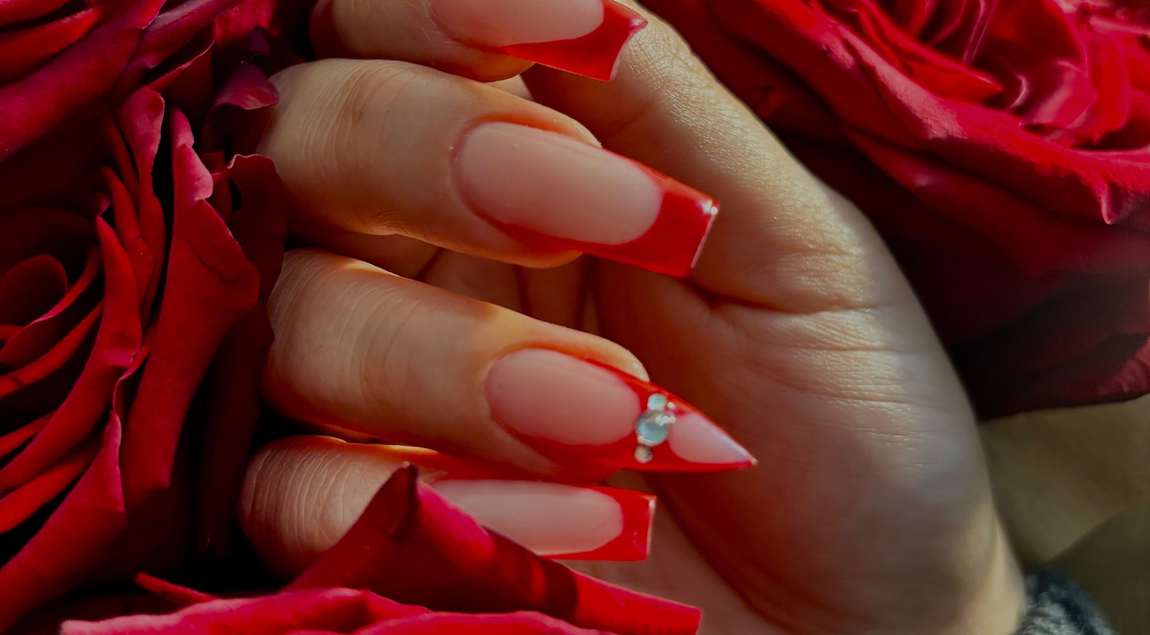 Magnifique manucure rouge avec strass chez Tno nails, Le Mée-sur-Seine, Île-de-France, FR.