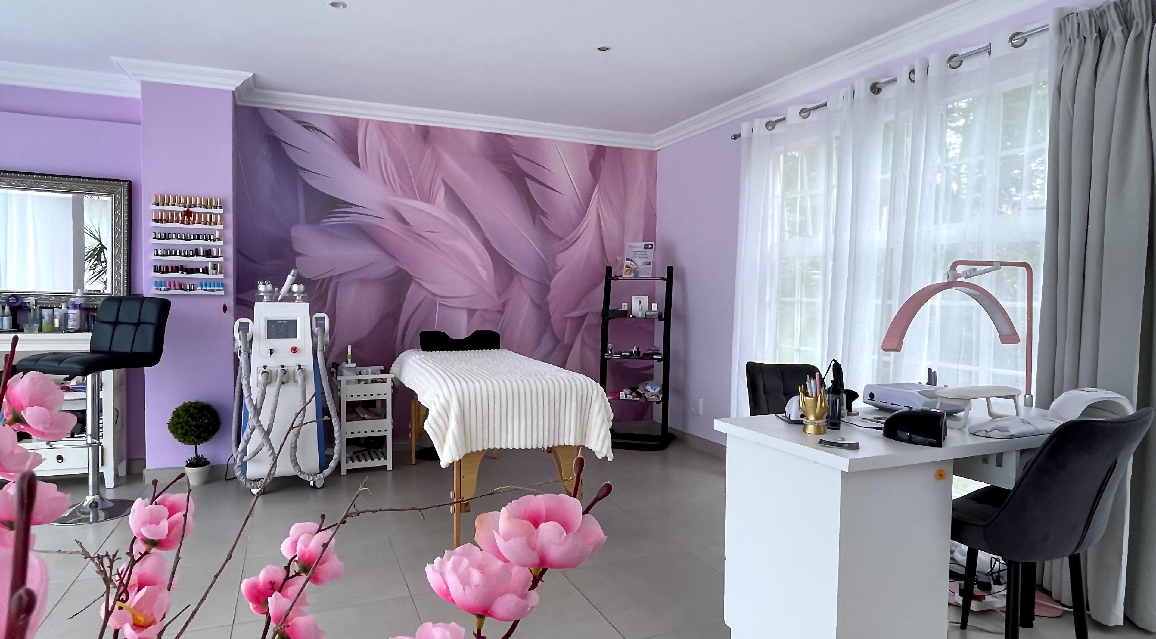 Салон Nails to Perfection в Gillitts, Kwazulu-natal, ZA с розовой тематикой и оборудованием для красоты.