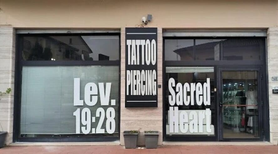 Facciata del negozio Lev.19:28 a Frosinone, Lazio, IT, specializzato in tattoo e piercing.