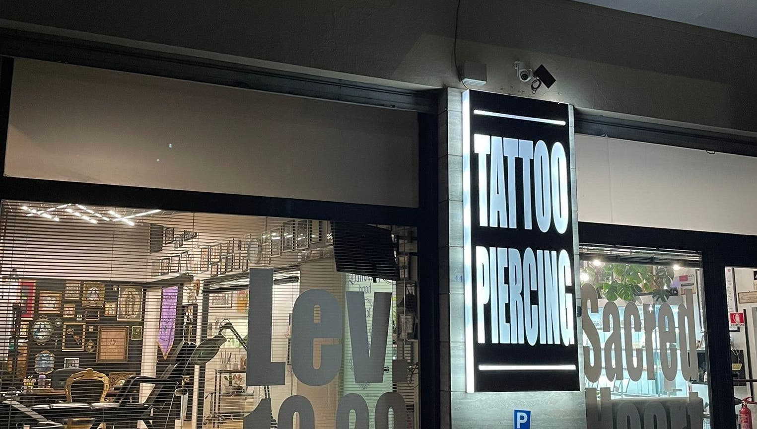 Insegna luminosa di Piercing - Lev.19:28 Frosinone, Frosinone, Lazio, IT con art studio visibile.