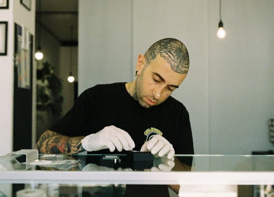 Esperto di Piercing - Lev.19:28 Frosinone mentre lavora a Frosinone, Lazio, IT