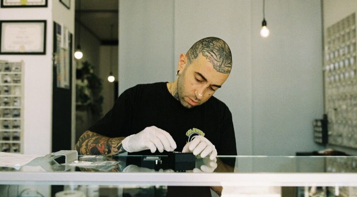 Esperto di Piercing - Lev.19:28 Frosinone mentre lavora a Frosinone, Lazio, IT