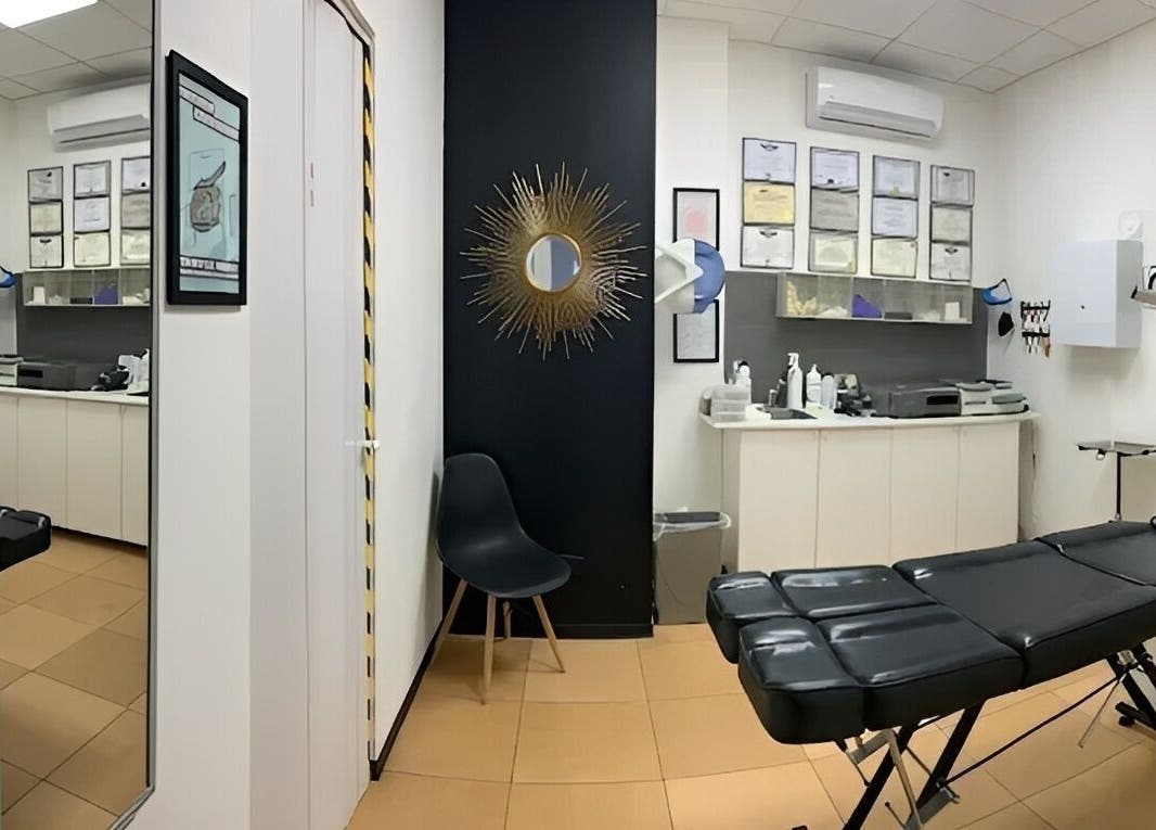 Salone di Piercing - Lev.19:28 Frosinone, Lazio, IT con arredi moderni e certificazioni vistose.