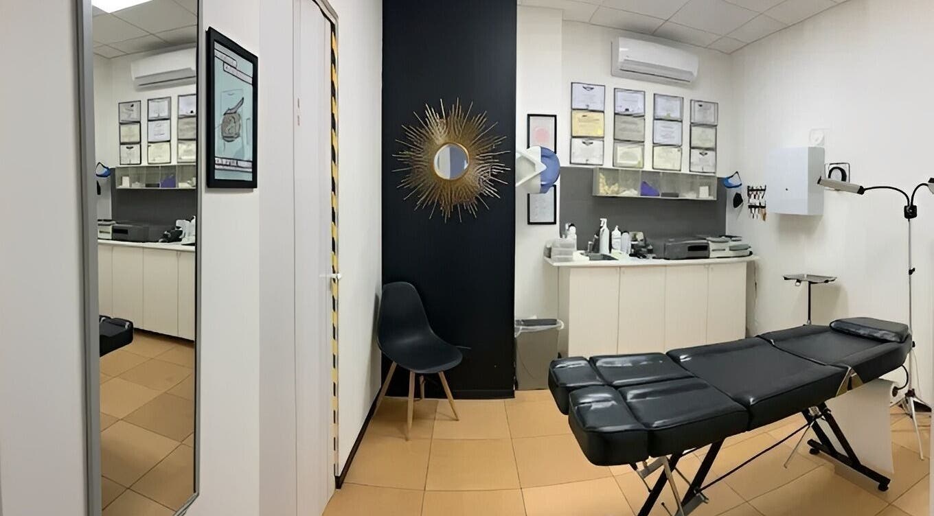 Interno moderno di Piercing - Lev.19:28 Frosinone, Frosinone, Lazio, IT con decorazioni eleganti.