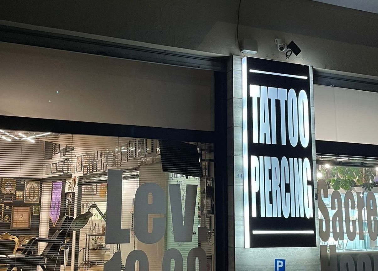 Ingresso illuminato di Piercing - Lev.19:28 Frosinone a Frosinone, Lazio, IT con insegna luminosa.