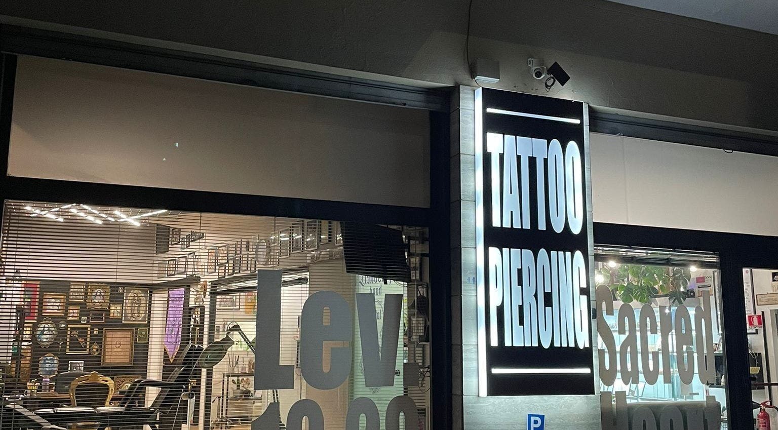 Ingresso illuminato di Piercing - Lev.19:28 Frosinone a Frosinone, Lazio, IT con insegna luminosa.