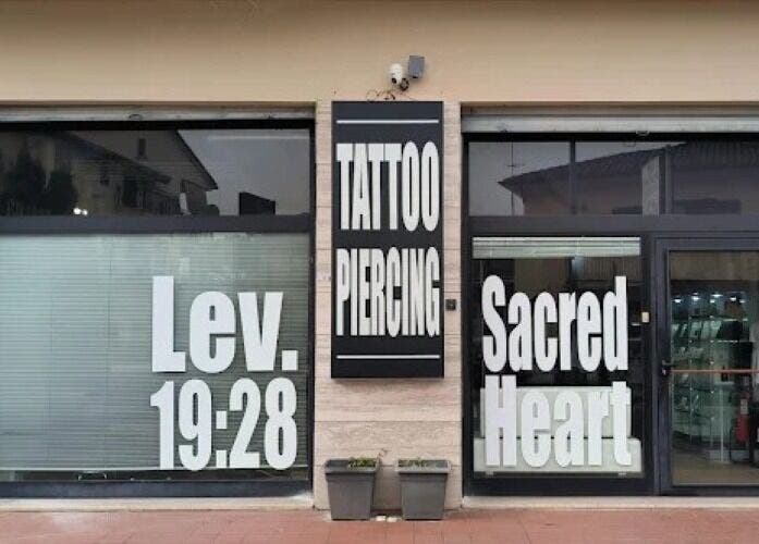 Facciata di Piercing - Lev.19:28 Frosinone, Lazio, IT con grandi scritte in vetrina.