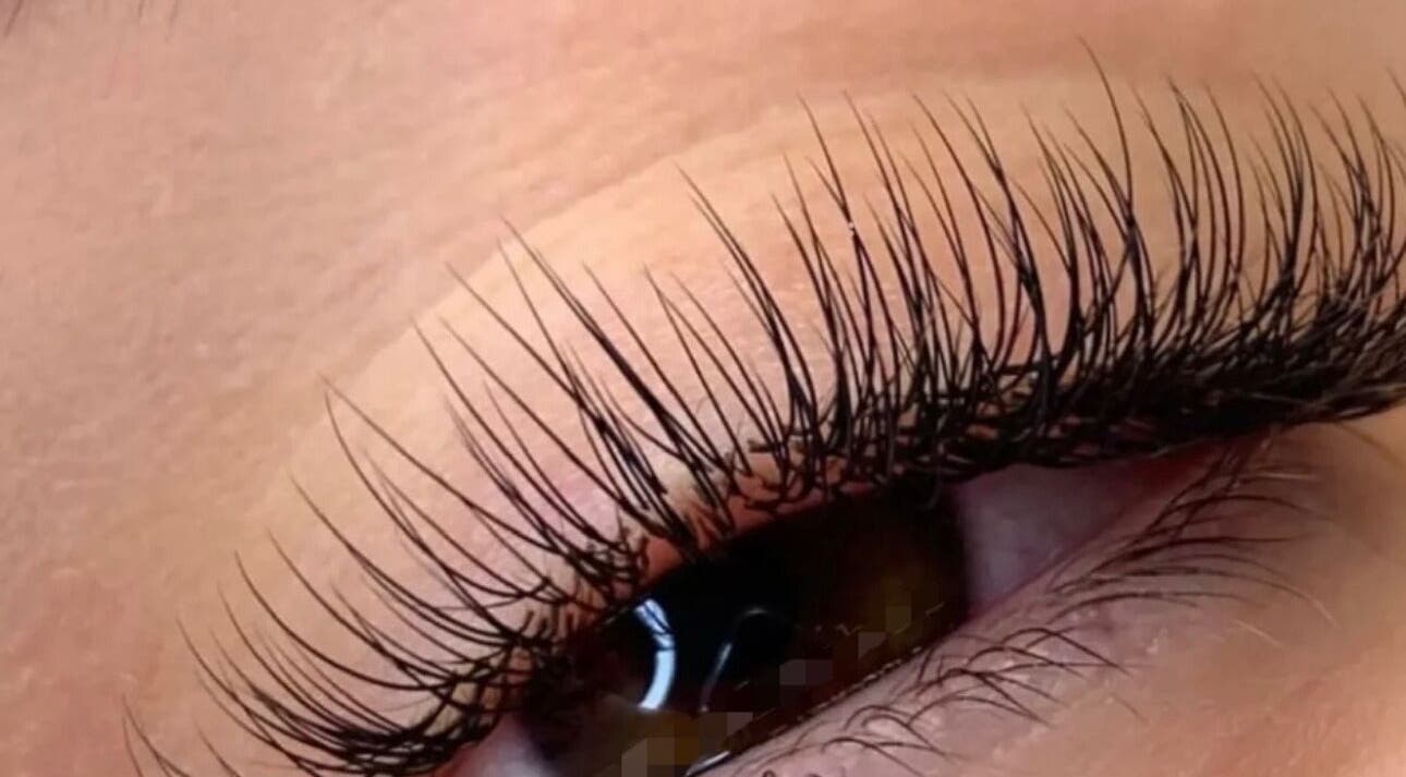 Extensions de cils élégantes chez Eyelash à Villejuif, Île-de-France, FR, sublimant le regard.