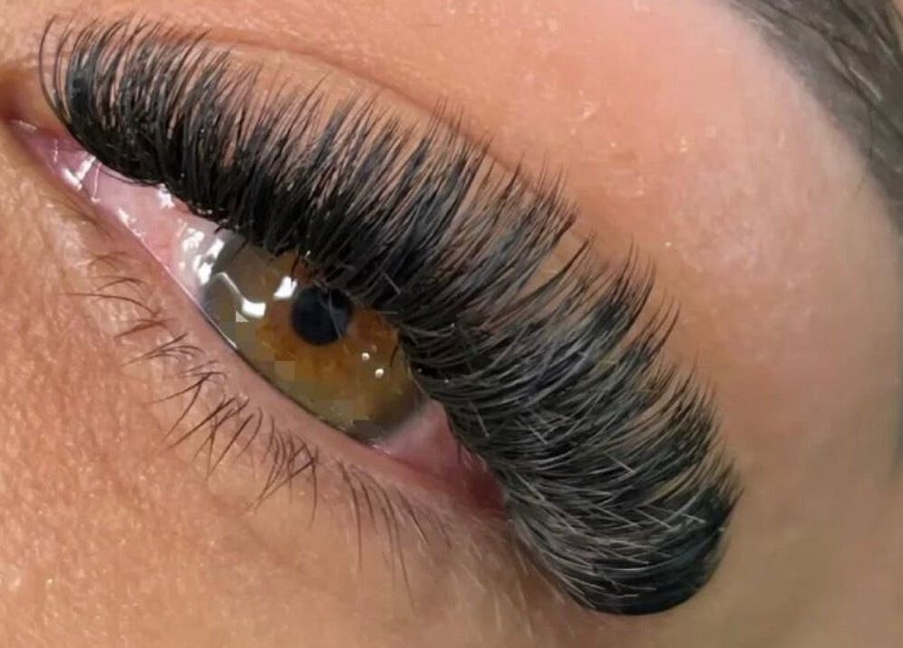 Extension de cils volumineux chez Eyelash à Villejuif, Île-de-France, FR, offrant un regard éblouissant.