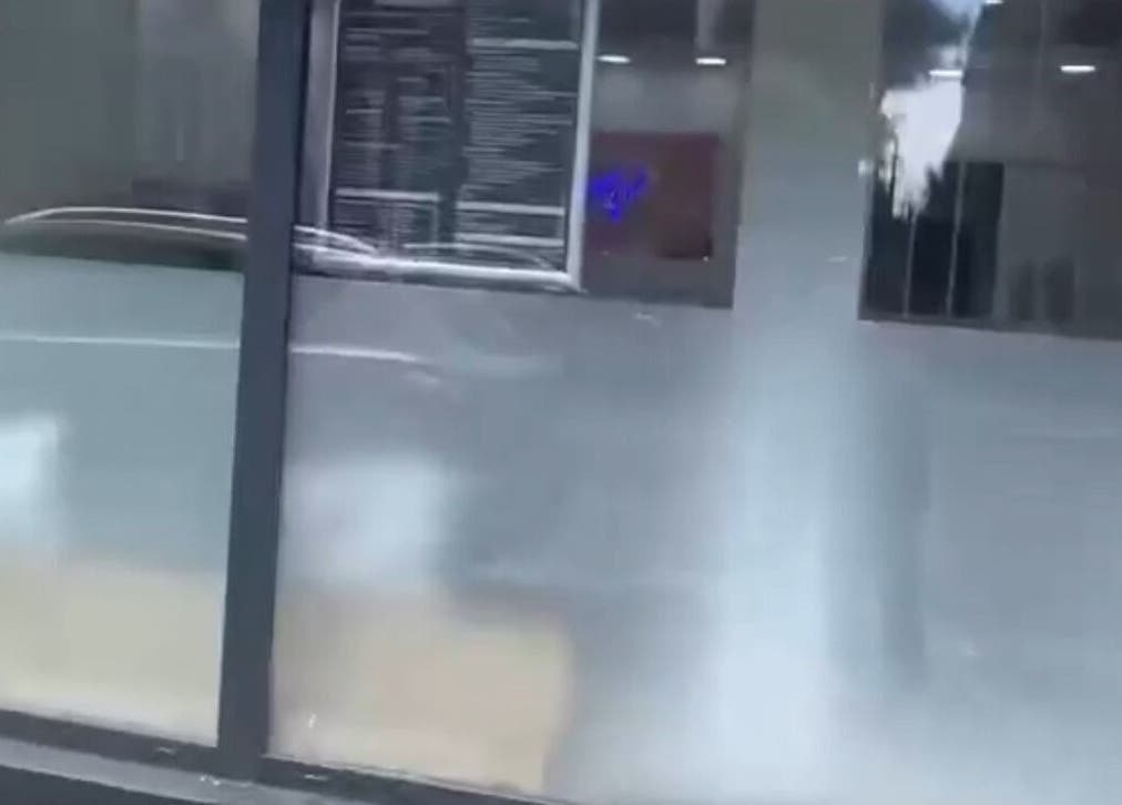 Façade vitrée de l'institut Eyelash à Villejuif, Île-de-France, FR montrant un intérieur moderne.