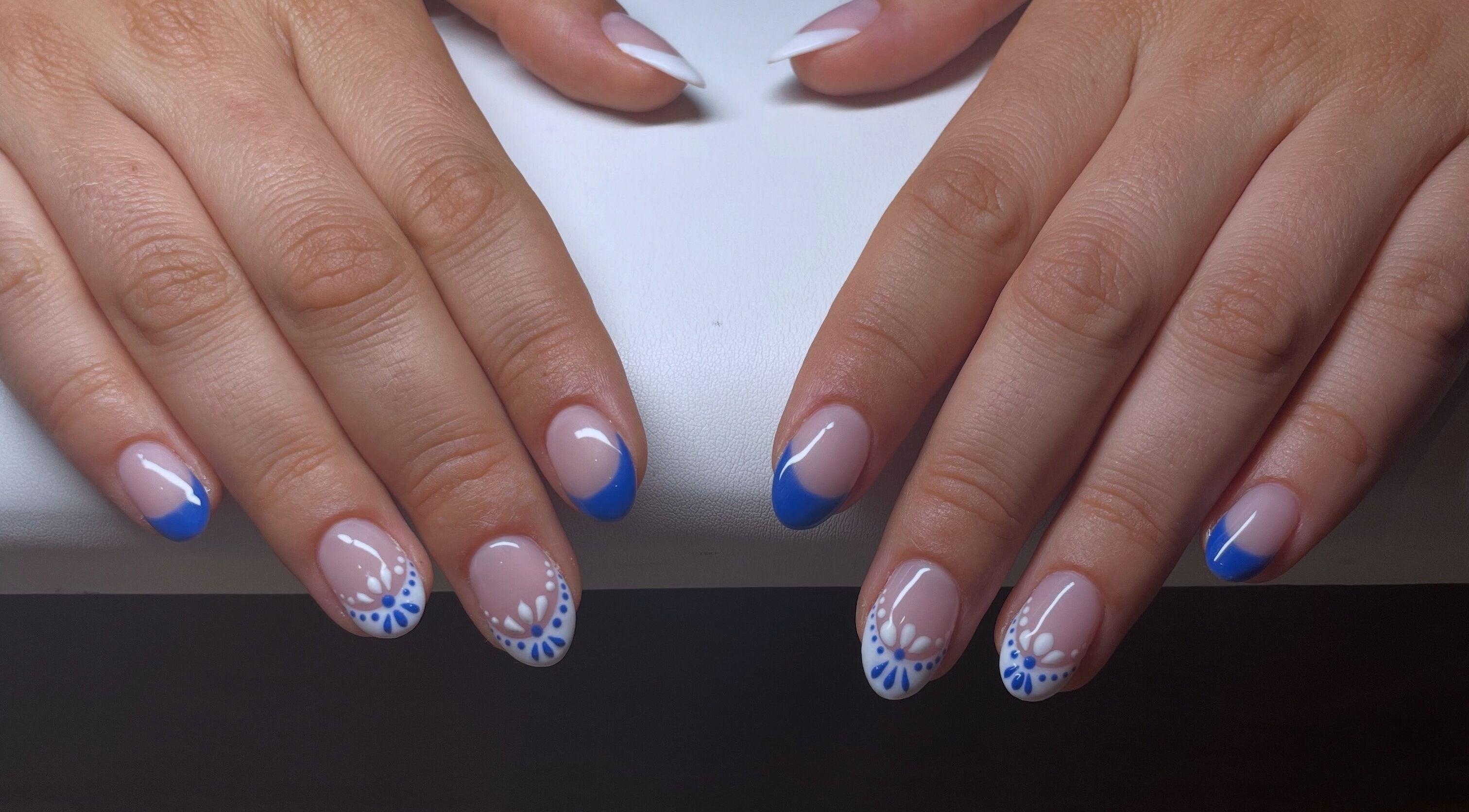 Manucure bleu et blanc au Nail Studio 03, Moulins, Auvergne-rhône-alpes, FR.