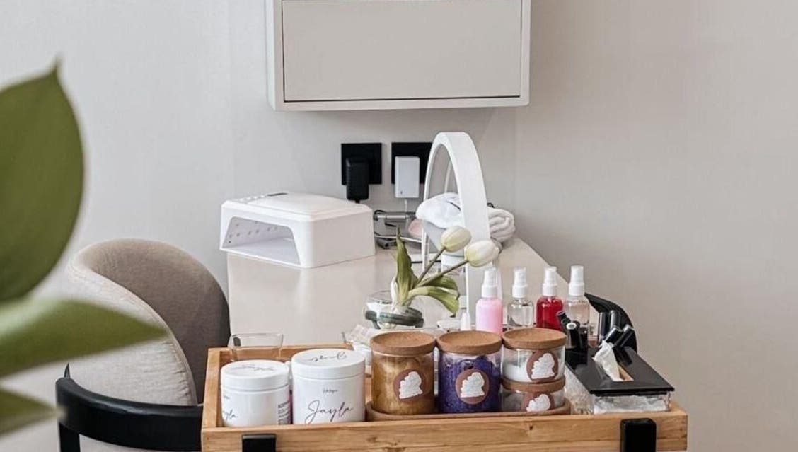 زاوية هادئة في ريفا سبا بأز الزلفي، منطقة الرياض، تحتوي على طاولة تجميل ومنتجات عناية.