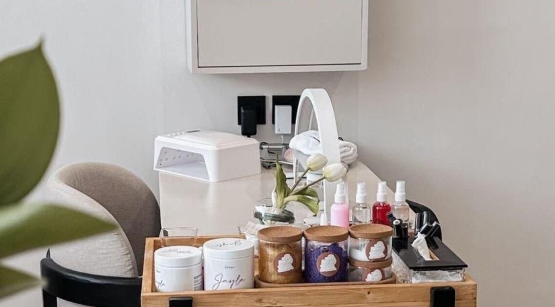 زاوية هادئة في ريفا سبا بأز الزلفي، منطقة الرياض، تحتوي على طاولة تجميل ومنتجات عناية.