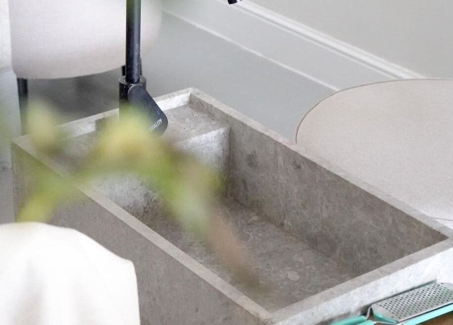 حمام قدمين أنيق في ريفا سبا، الزلفي، منطقة الرياض، SA، يوفر تجربة استرخاء فائقة.