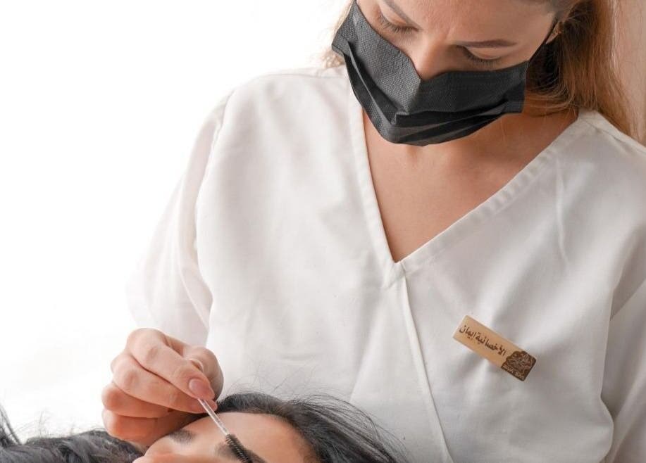 معالجة تجميلية في ريفا سبا، الزلفي بالرياض، للعناية بالحواجب.