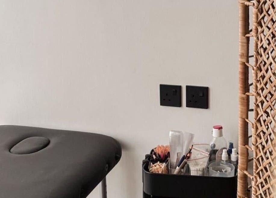 غرفة تدليك في ريفا سبا، مع سرير وأدوات سبا. العنوان: الزلفي، منطقة الرياض، السعودية.