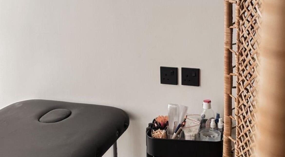 غرفة تدليك فاخرة في ريفا سبا، Az Zulfi، منطقة الرياض تعرض سرير تدليك ومستلزمات العناية.